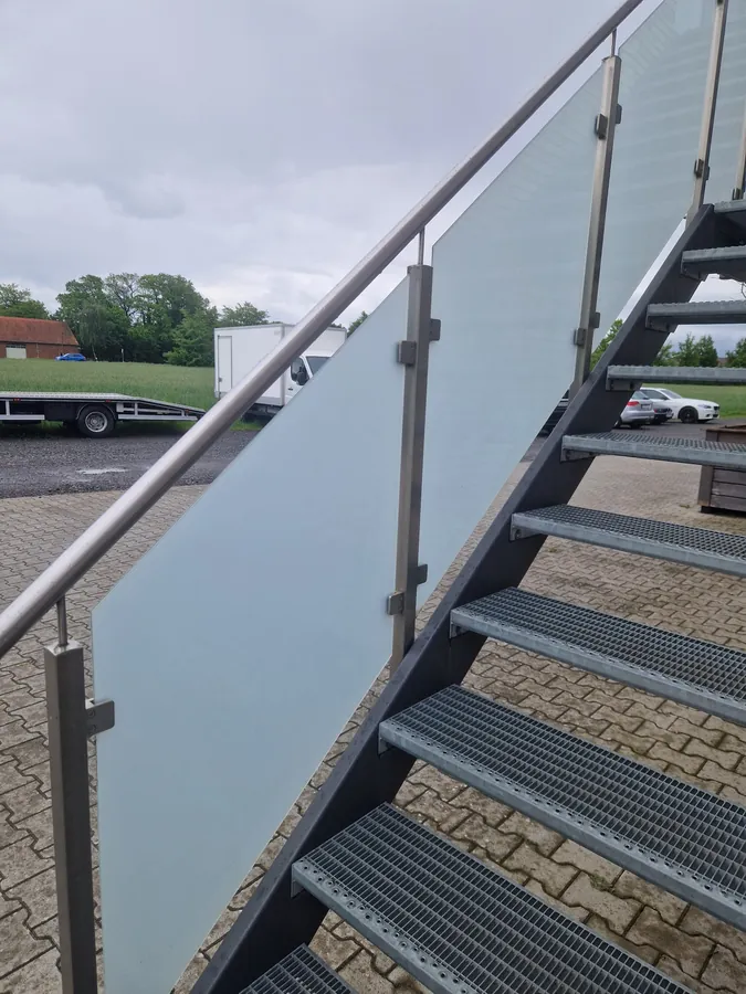 Außentreppe aus Stahl mit satiniertem Glasgeländer – Referenzprojekt