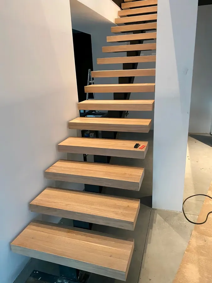 Gerade Mittelholmtreppe mit Holzstufen – Referenzprojekt