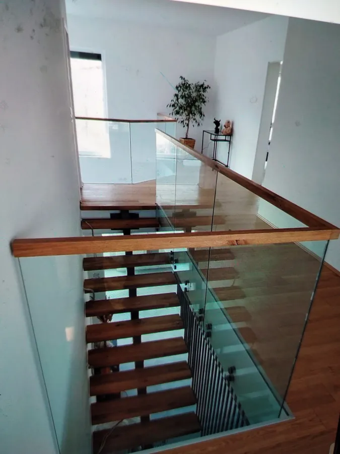 Holztreppe mit Glasbrüstung – Referenzprojekt