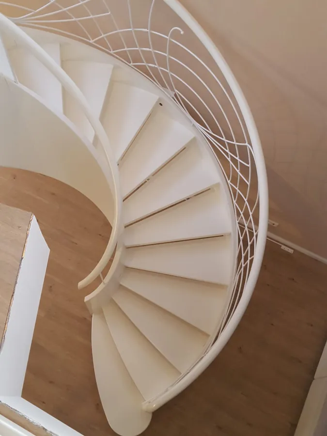 Weiße Spindeltreppe mit Ziergeländer – Referenzprojekt