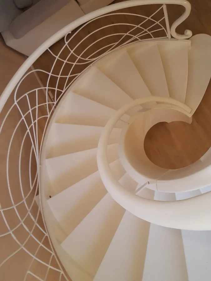 Weiße Wendeltreppe mit Ziergeländer – Referenzprojekt
